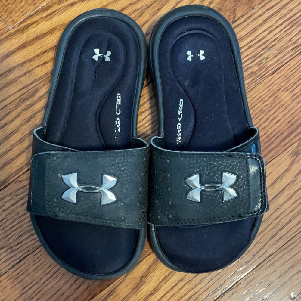 Under Armour flip flops size 1Y black & silver